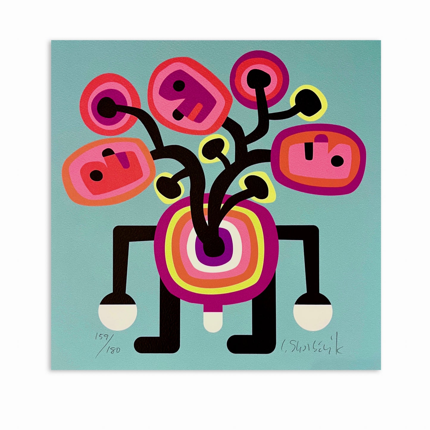 Bild på ett abstrakt och geometrisk figur med tre huvuden i svart, rosa och gul mot turkos bakgrund