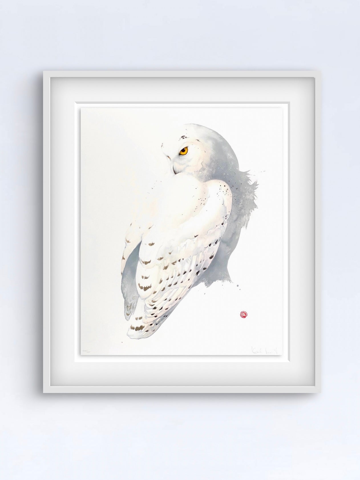 Ett unikt litografiskt tryck av en Fjälluggla skapat av den välkända konstnären Karl Mårtens - Motivet är i vita och grå toner mot en vit bakgrund och en passande inramning med vit ram som skapar ett mystiskt och minimalistiskt motiv. 