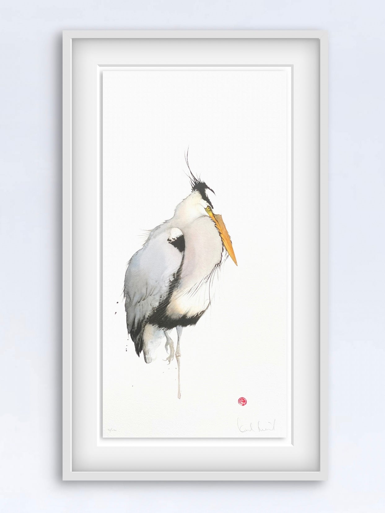 Ett unikt litografiskt tryck av en häger skapat av den välkända konstnären Karl Mårtens - Motivet är i grå toner mot en vit bakgrund och en passande inramning med vit ram som passar en klassisk såväl som minimalistisk scandinavisk och japans inredningsstil. 