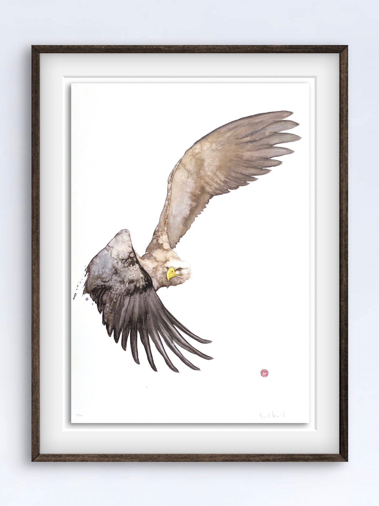 Ett unikt litografiskt tryck av en Havsörn skapat av den välkända konstnären Karl Mårtens - Motivet är i grå toner mot en vit bakgrund och en passande inramning med ram i mörk valnöt