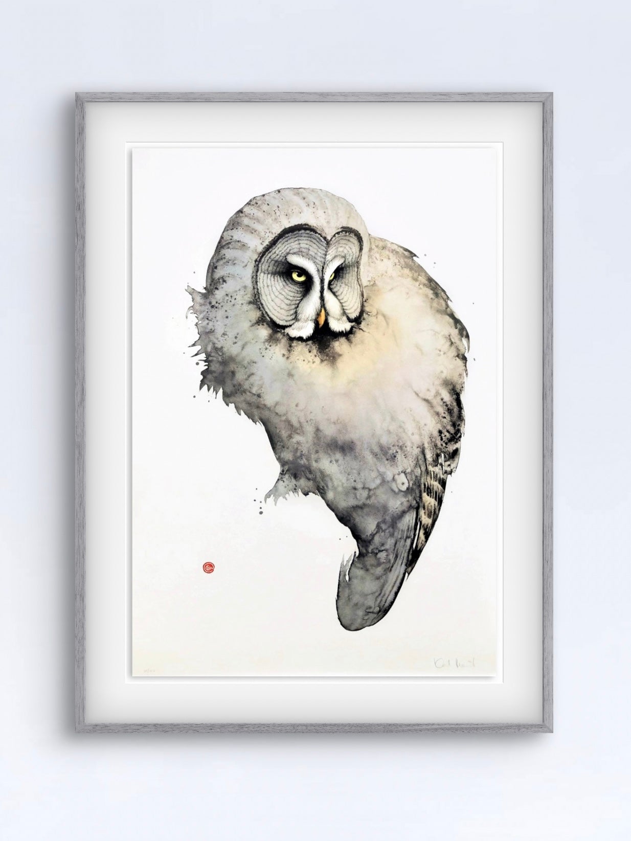 Ett unikt litografiskt tryck av en Lappuggla skapat av den välkända konstnären Karl Mårtens - Motivet är i grå toner mot en vit bakgrund och en passande inramning med ljusgrå ram.