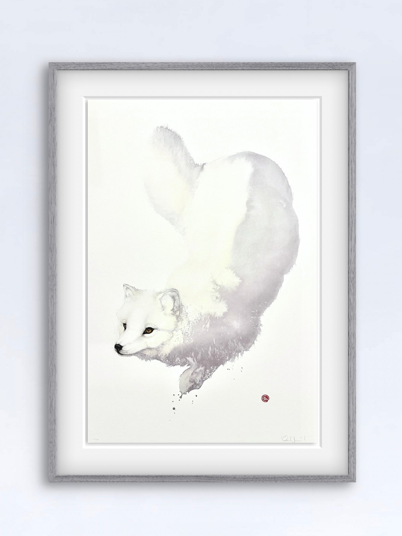 Ett unikt litografiskt tryck av en Fjällräv skapat av den välkända konstnären Karl Mårtens - Motivet är i grå toner mot en vit bakgrund och en passande inramning med ljusgrå ram.