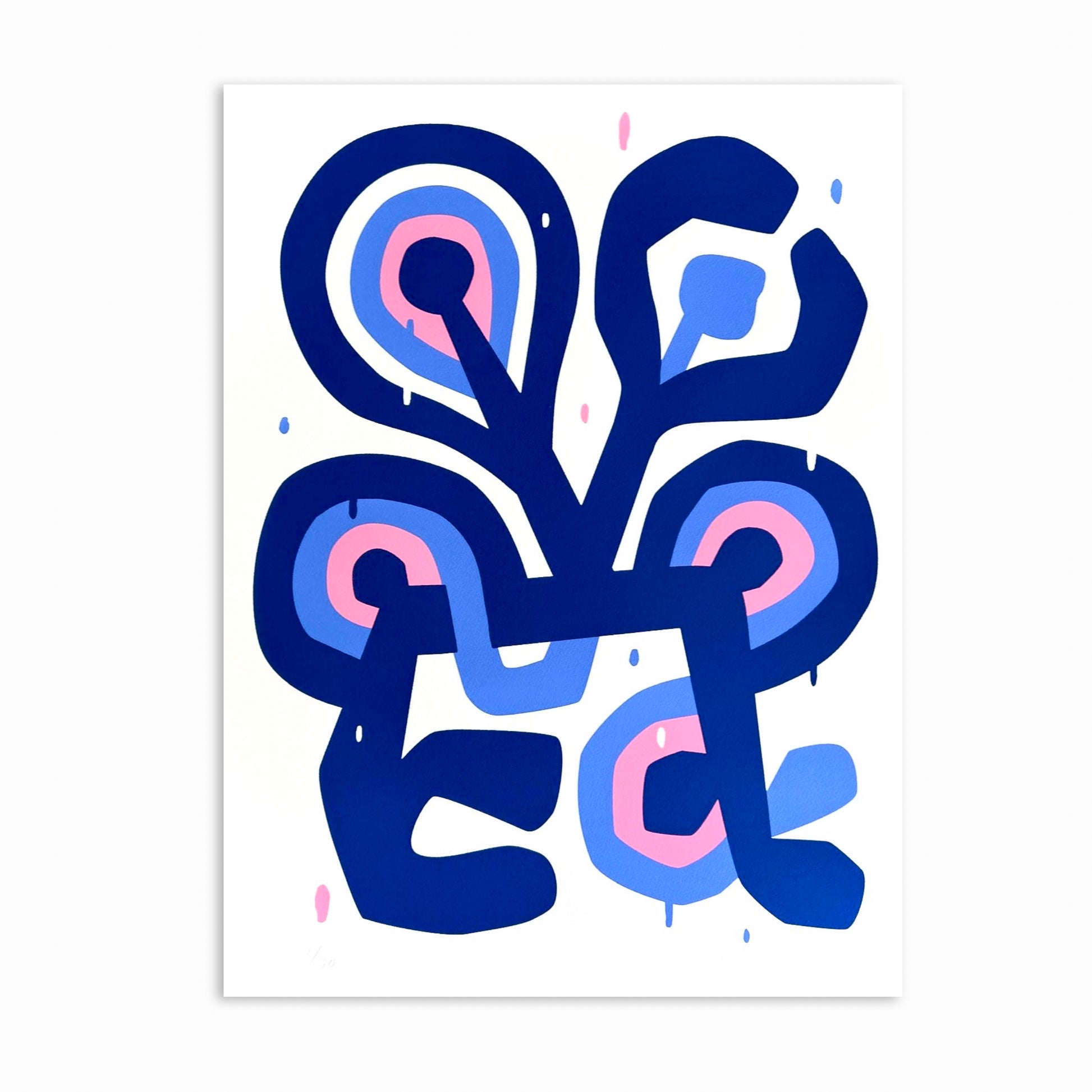 Bild på ett abstrakt och geometriskt mönster i kleinblått och rosa mot vit bakgrund