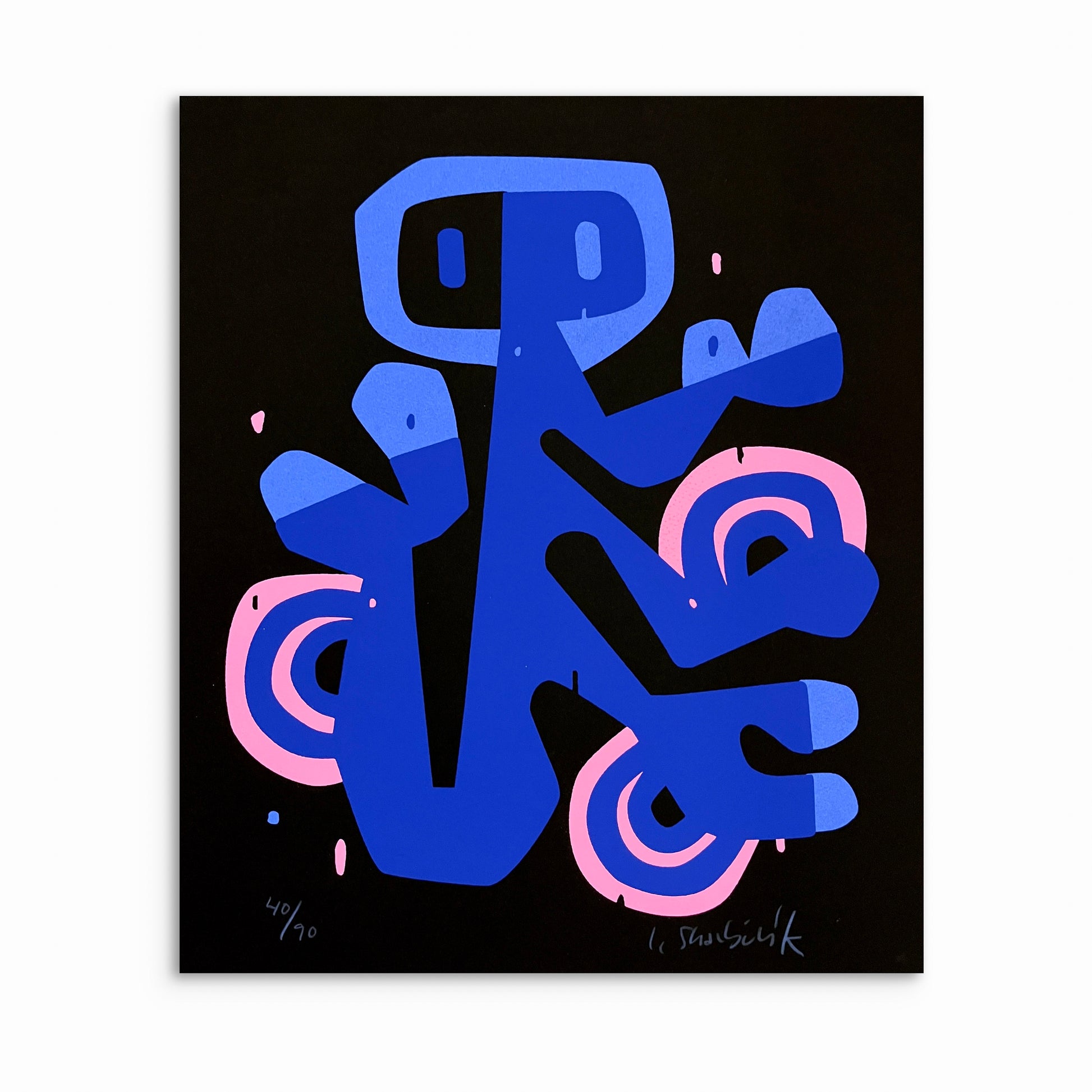 Bild på ett abstrakt och geometriskt mönster i kleinblått och rosa mot svart bakgrund föreställande en påhittad figur